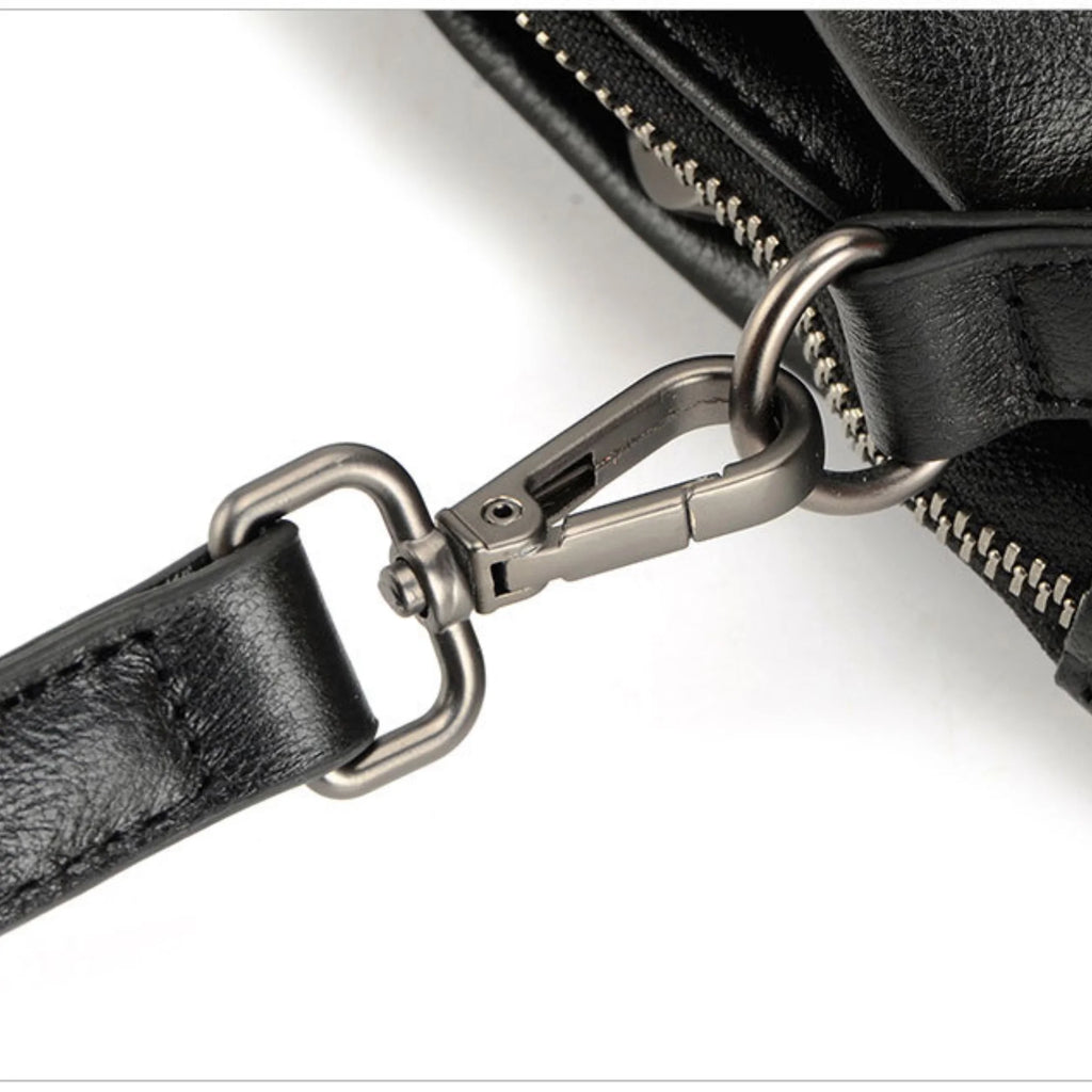 Endstück eines Reißverschlusses mit Metallverstärkung an der Naht, schwarz