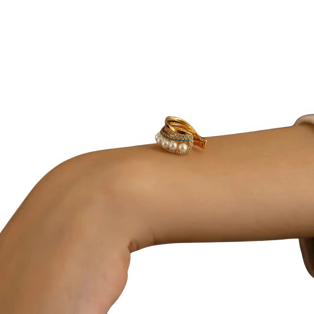 Perlen Ear Cuff Goldoptik – Detailansicht am Handgelenk