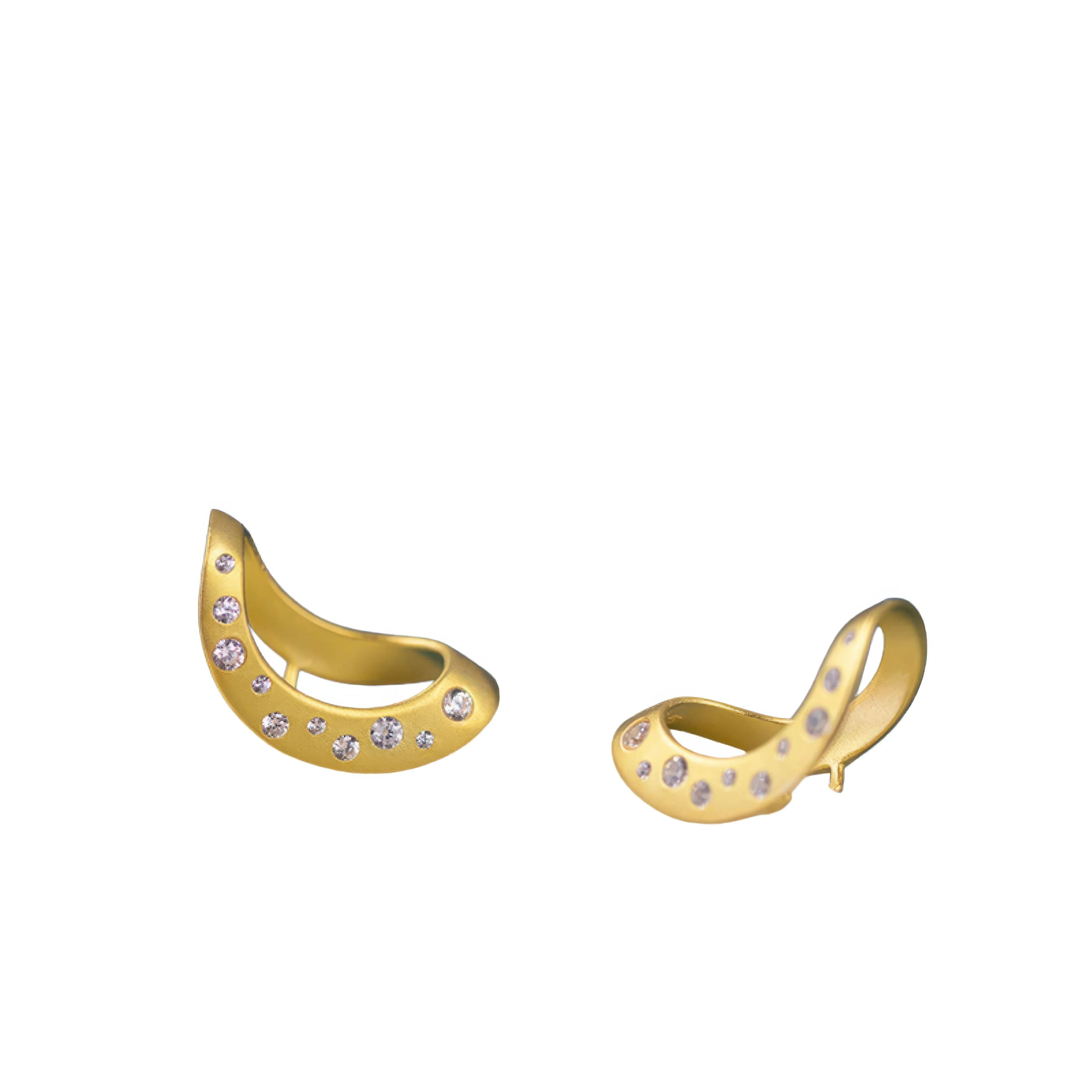 Zirkonia Ear Cuff Nordic – Detailansicht vergoldet mit Zirkonia