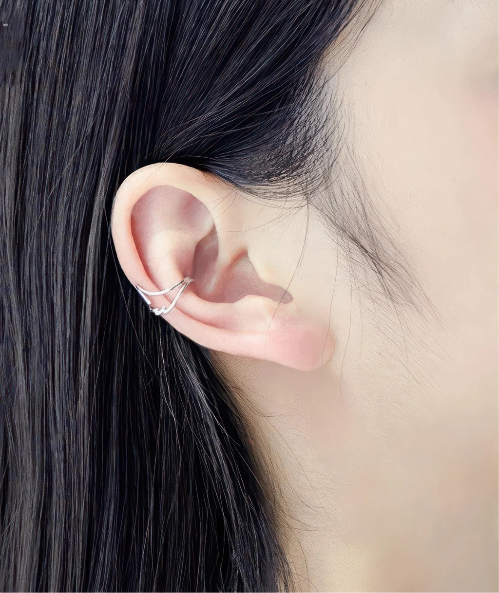 Flügel Ear Cuff – getragen am linken Ohr, Silber