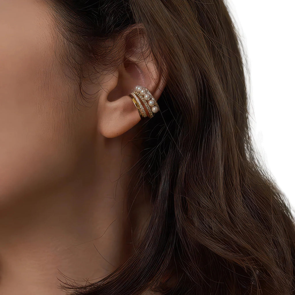 Perlen Ear Cuff Goldoptik – getragen, frontale Ansicht