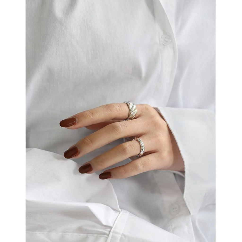 925er Ring mit offener Form und welliger Struktur – stilvoll und flexibel