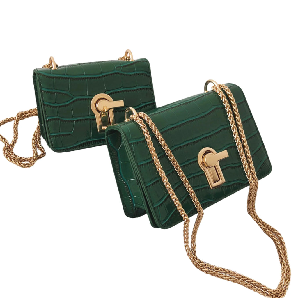 Mini-Handtaschen in Smaragdgrün mit goldfarbener Tragekette und Croco-Muster
