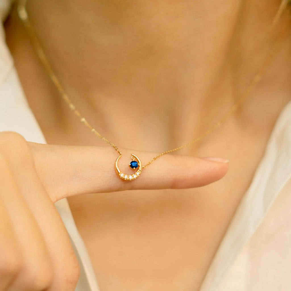 Goldkette mit blauem Zentrum – feminin, zart und hochwertig