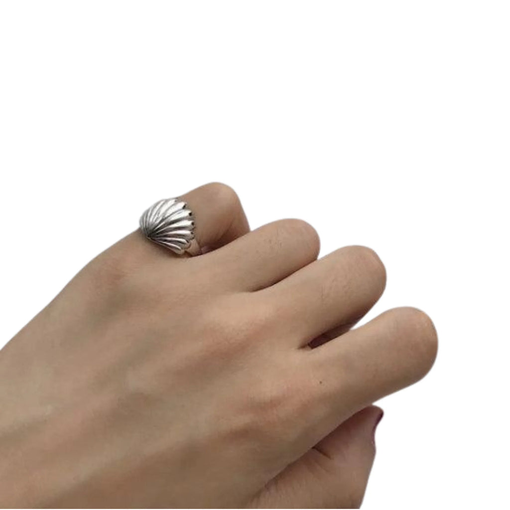 Kompakt geformter Ring mit organischem Aufbau – aus 925 Silber