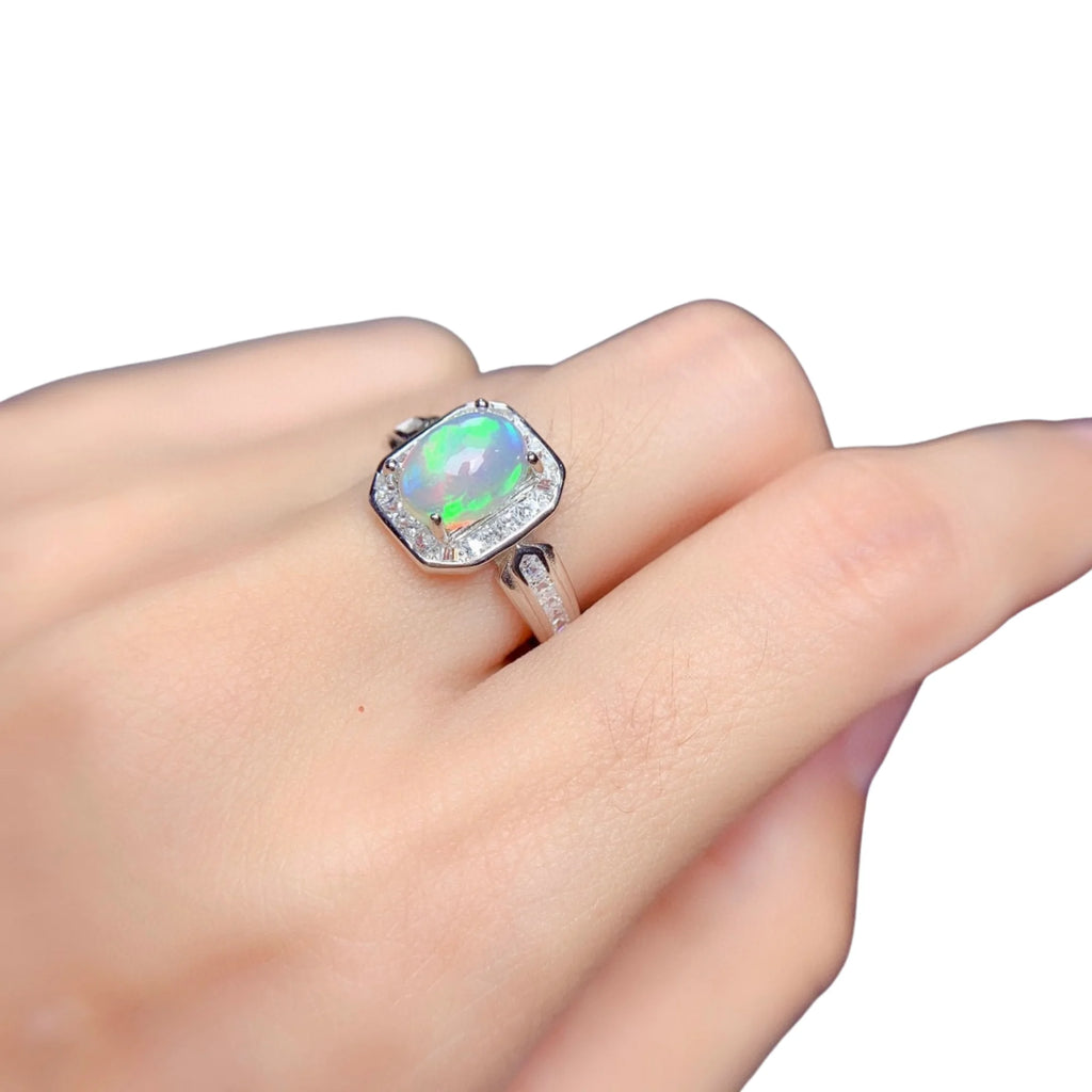 Designring mit farbigem Stein – schimmernd, flexibel tragbar