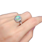 Designring mit farbigem Stein – schimmernd, flexibel tragbar