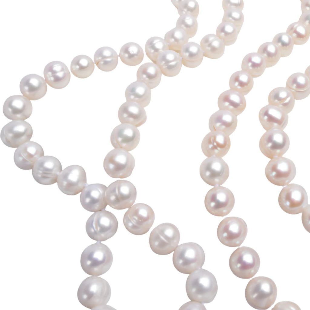 Detailaufnahme einer echten Süsswasserperlenkette mit glatter, natürlicher Oberfläche in Perlmuttweiss