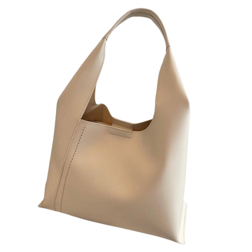 Weisser PU-Shopper in Eimerform mit mattem Finish und dezenter Haptik