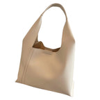 Weisser PU-Shopper in Eimerform mit mattem Finish und dezenter Haptik