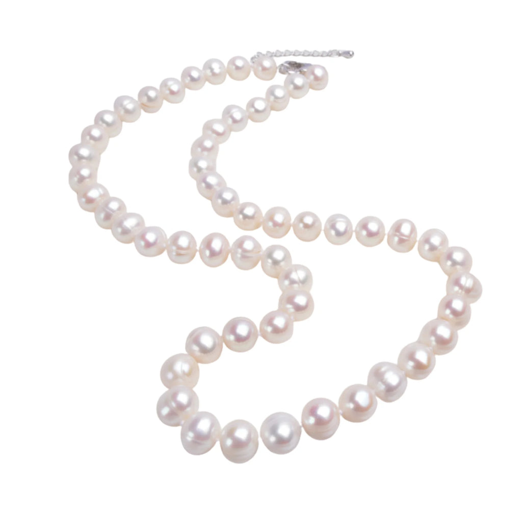 Naturweisse Süsswasserperlenkette locker gelegt mit leichten Lichtreflexen und Silberverschluss