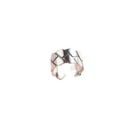 Ring mit strukturierter Oberseite – modern im Aufbau, ruhig im Look