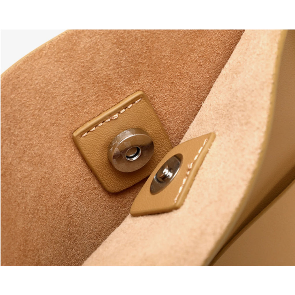 Detailbild eines Magnetverschlusses mit Lederpatch, Ton in Ton