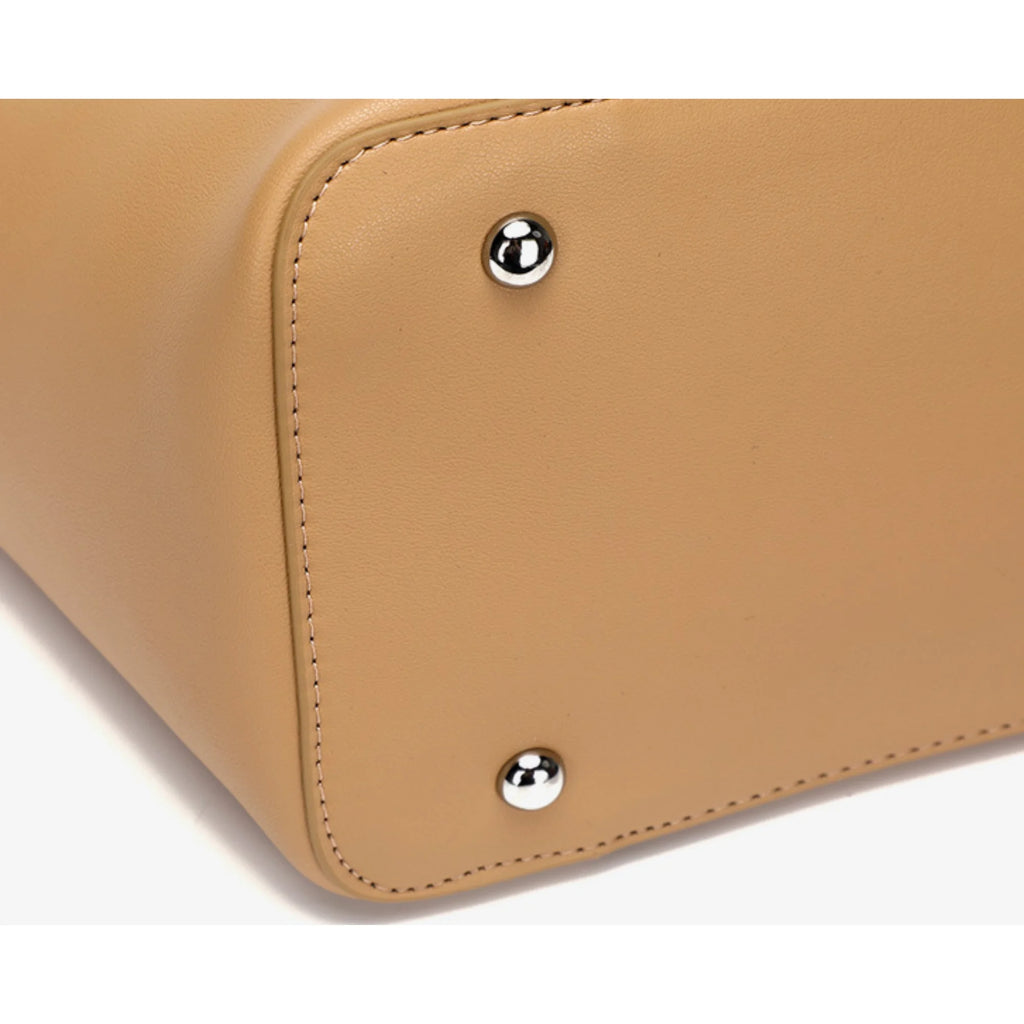 Nahaufnahme der Metallfüsse am Taschenboden – funktional und edel