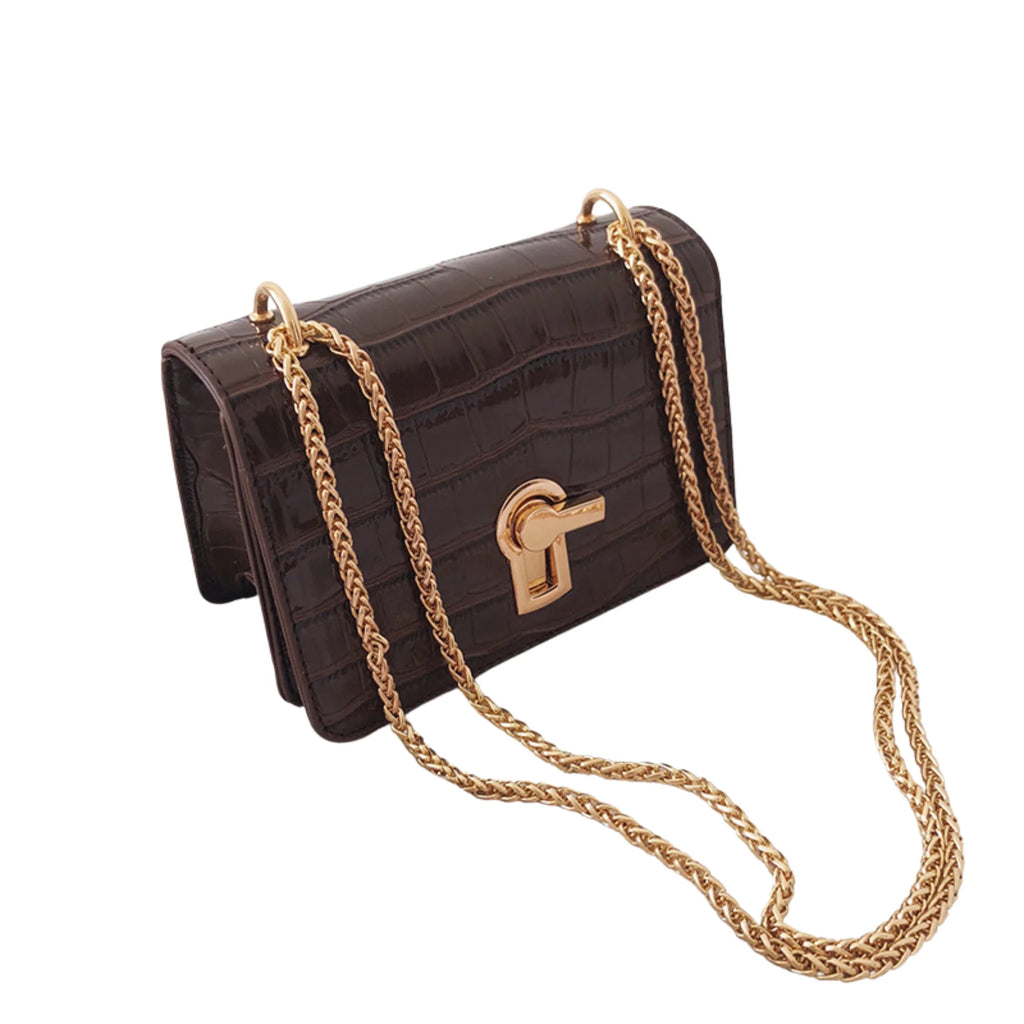 Kompakte Damenhandtasche in Coffee Croco mit markanter Goldkette