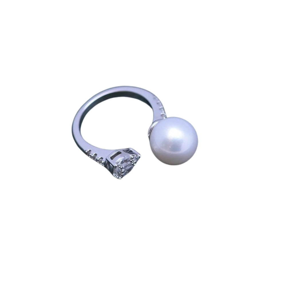 Offener Design-Ring mit grosser Süsswasserperle und asymmetrischem Zirkoniabesatz aus Silber.