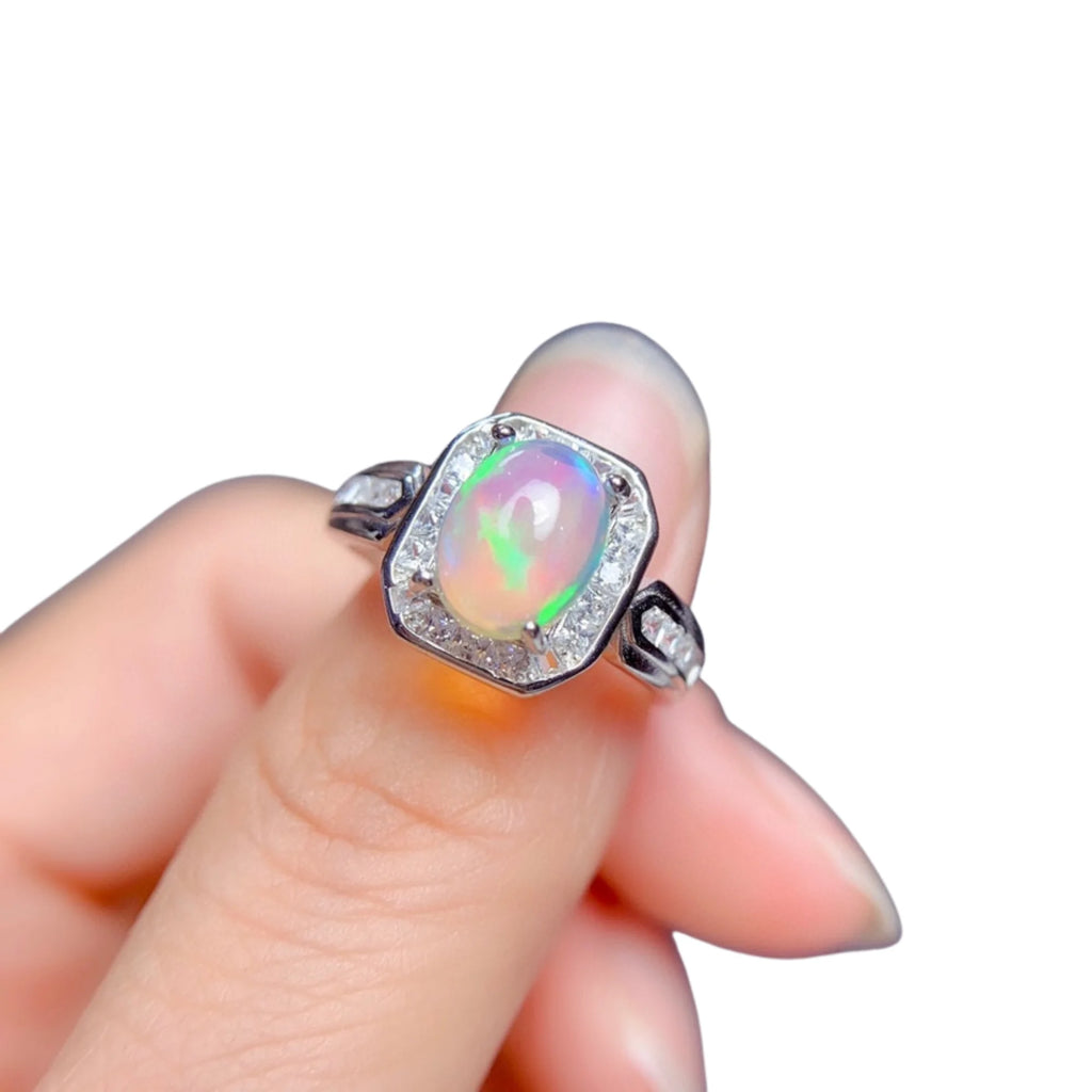 Schlichter Ring mit natürlichem Lichtstein – glatt, stilvoll, individuell