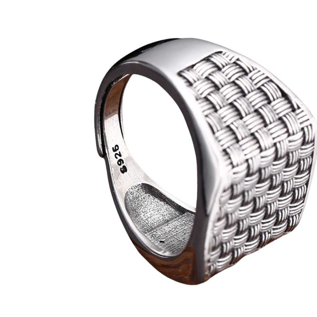 Ring aus 925 Silber mit offener Wickelform und strukturierter Oberfläche