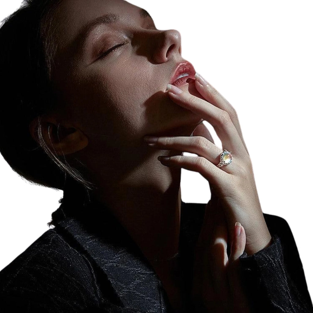 Schlichter Ring mit Lichtspiel im Stein – klar und hochwertig