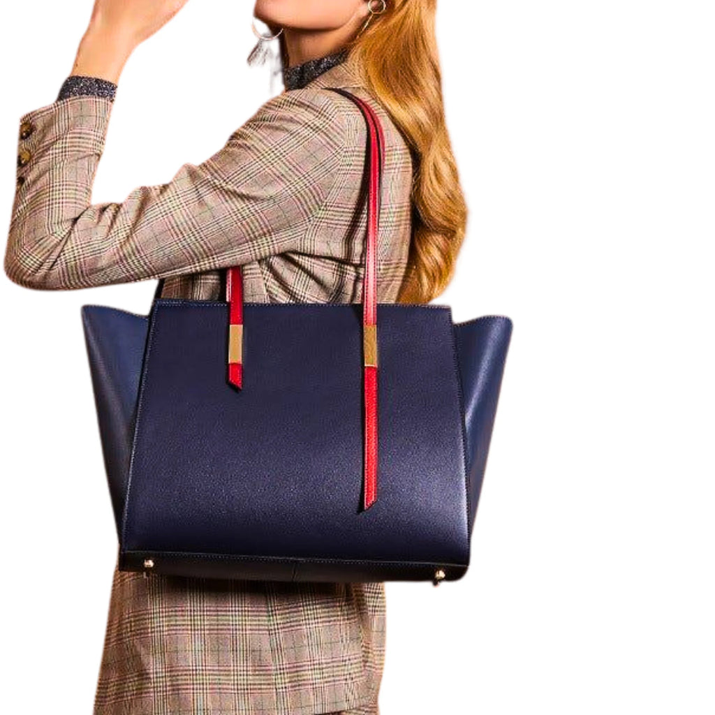 Dunkelblaue Echtledertasche mit rotem Kontrastgurt, formstabil und elegant getragen
