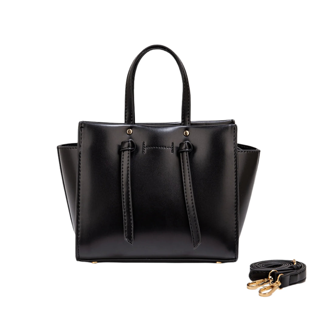 Frontale Ansicht der schwarzen Handtasche mit klarer Linienführung