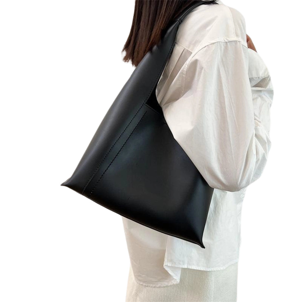 Schwarzer PU-Shopper in Eimerform mit glatter Oberfläche und Magnetverschluss