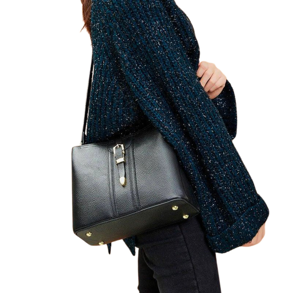 Schwarze Bucket-Bag mit goldfarbener Perlen-Schnalle, getragen über die Schulter