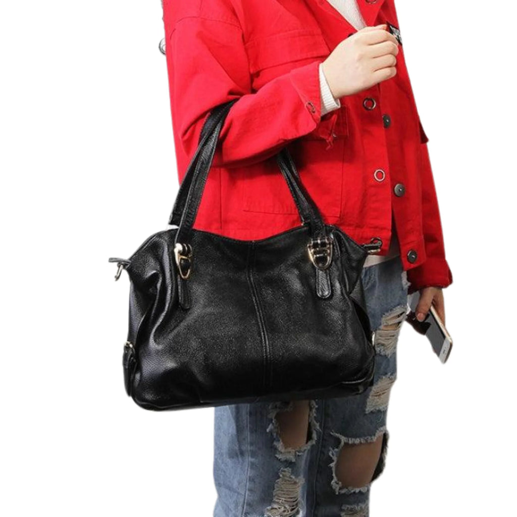 Frontansicht der schwarzen Tasche mit Mittelnaht und weicher Lederstruktur