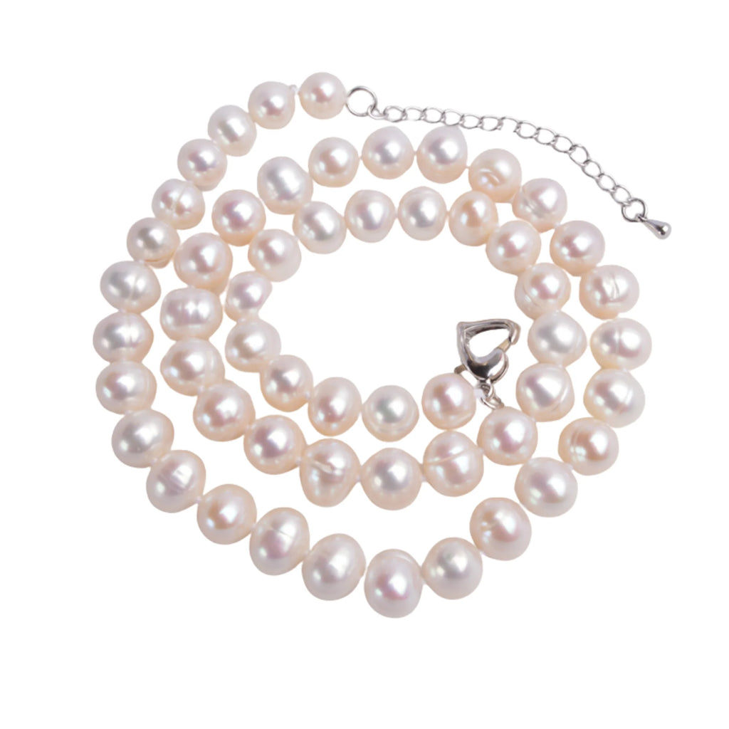 Echte Süsswasserperlen (8–9 mm) auf Drahtschlaufe gelegt mit Herzkarabiner-Verschluss in Silberoptik