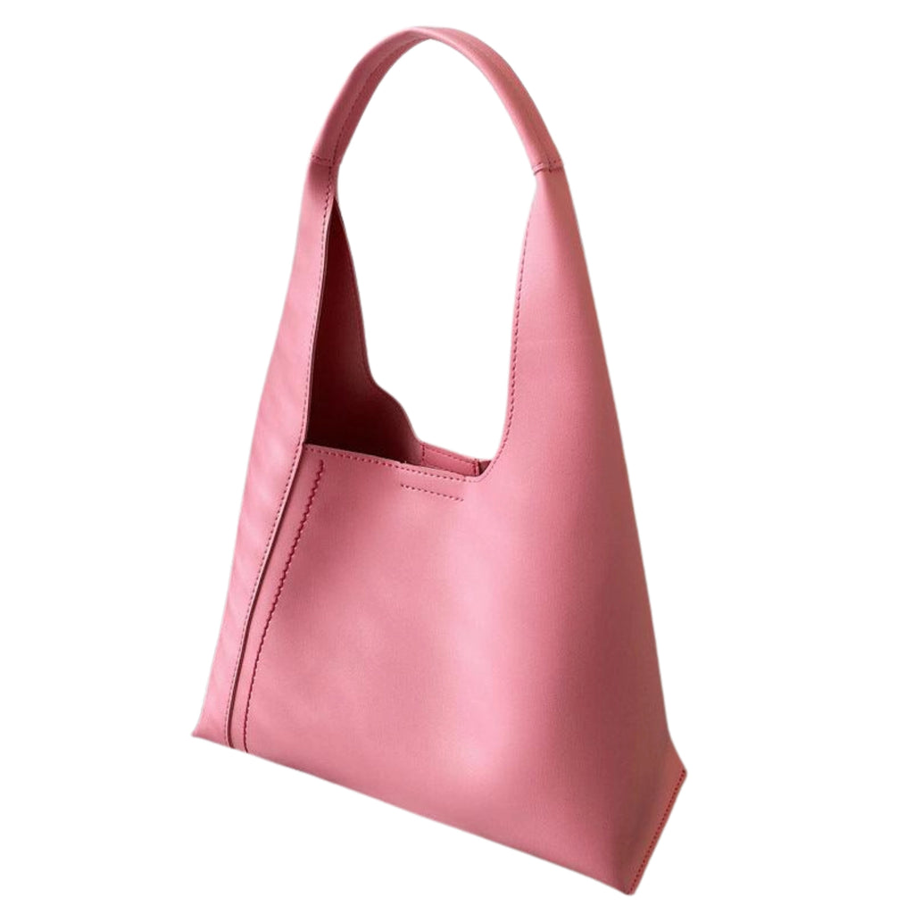 Zartrosafarbene Tasche in Eimerform mit klarer Linienführung und Softstruktur