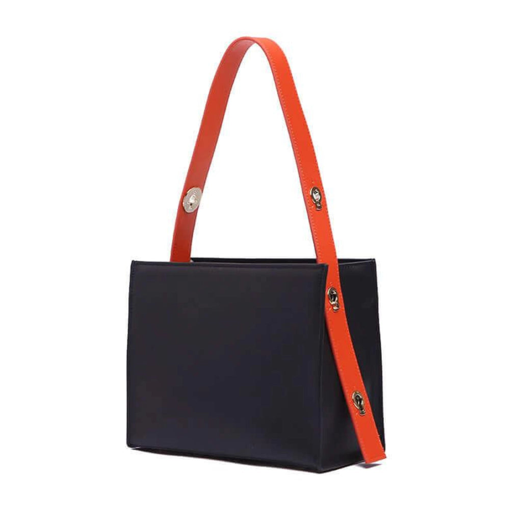 Shopper in Schwarz mit strukturierter Form, sechs Metallösen am farbigen Schulterriemen