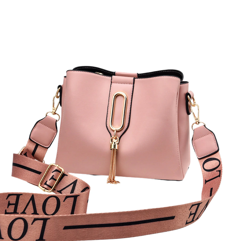 Kompakte Crossbody Tasche in Rose Glow mit auffälligem Designgurt