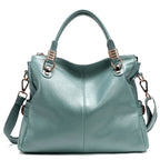 Grüne Echtledertasche mit strukturiertem Griff, goldener Hardware und klassischer Form