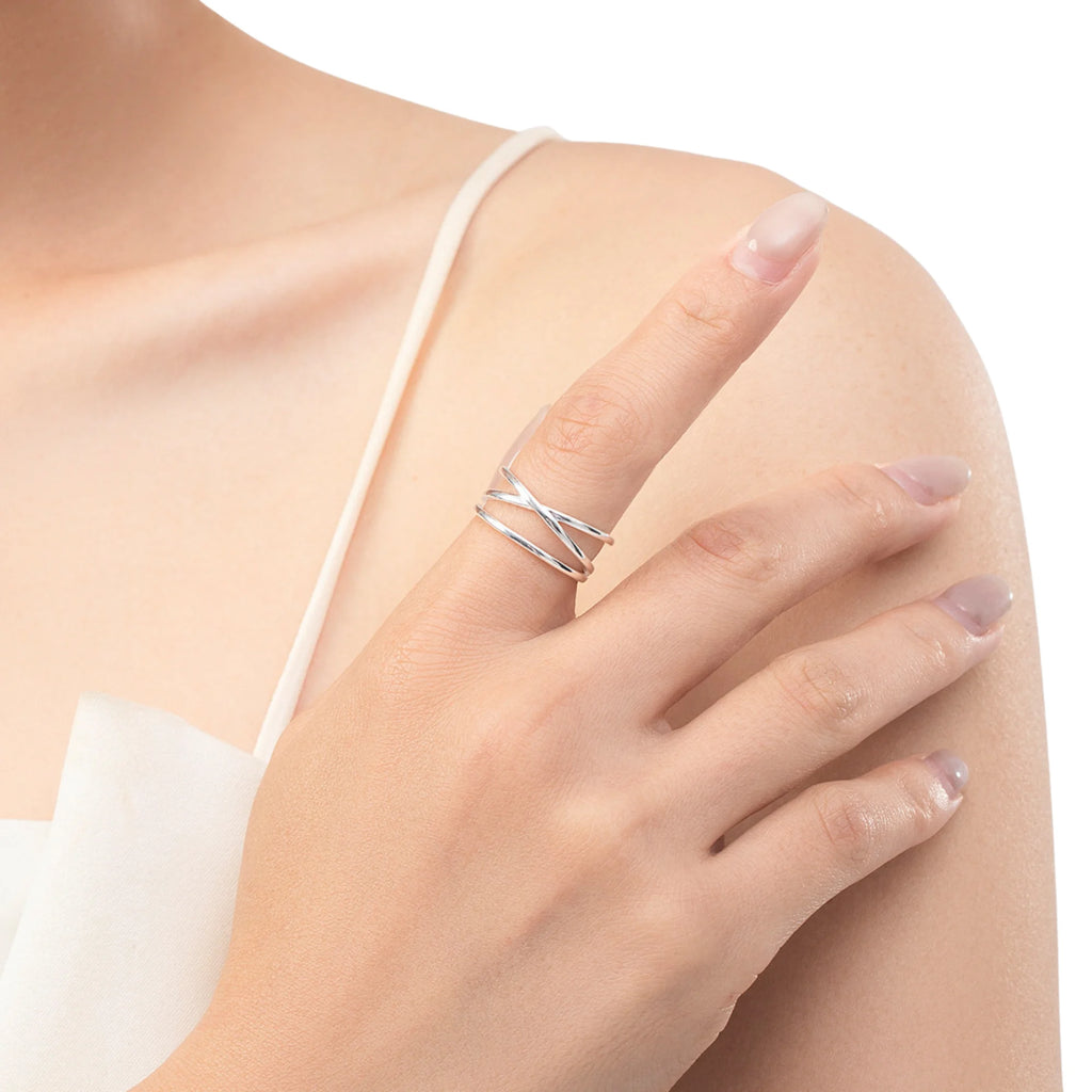 Fein gearbeiteter Ring mit klarer Linie – offen und grössenverstellbar