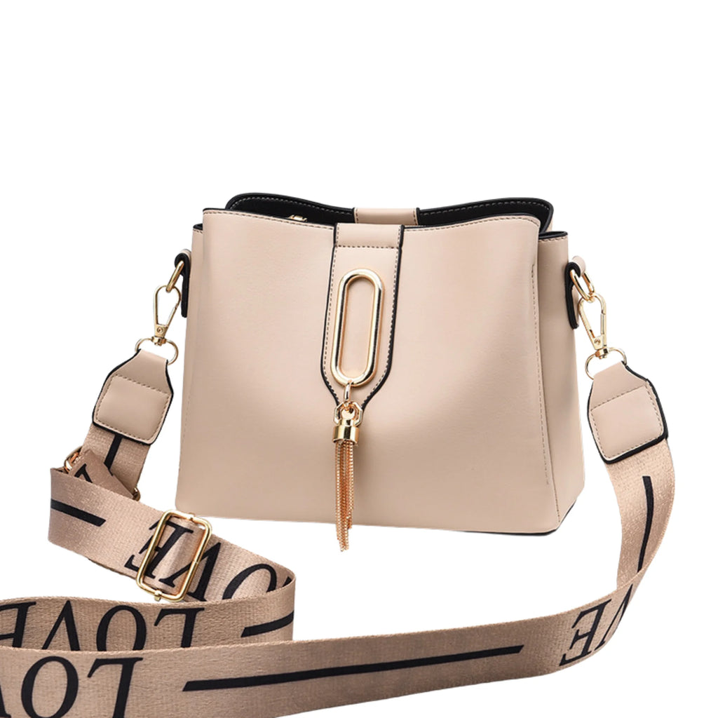 Kompakte Schultertasche in Sandstone mit auffälligem „LOVE“-Gurt und goldener Verzierung