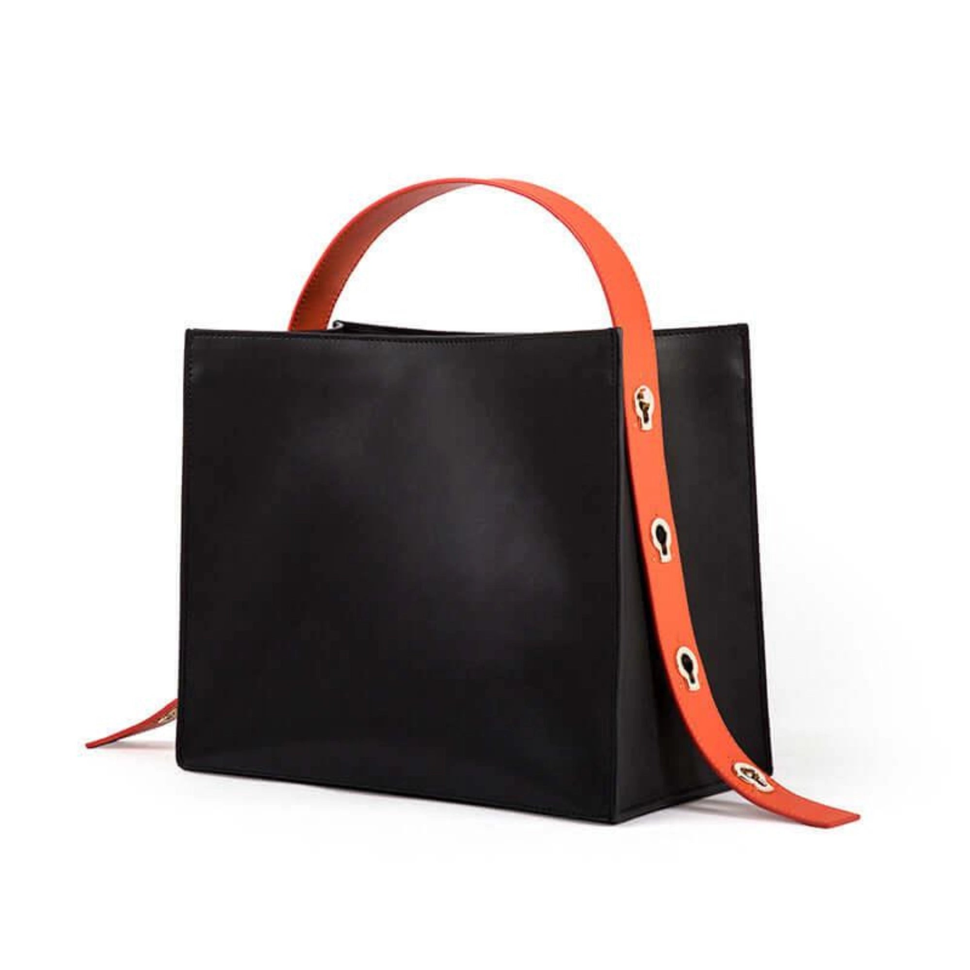 Rechteckige schwarze Ledertasche mit breitem, fest vernähtem Riemen in Orange, seitlich gelegt
