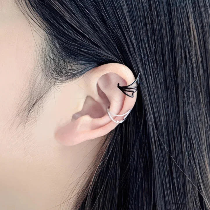 Flügel Ear Cuff – getragen am rechten Ohr, Silber