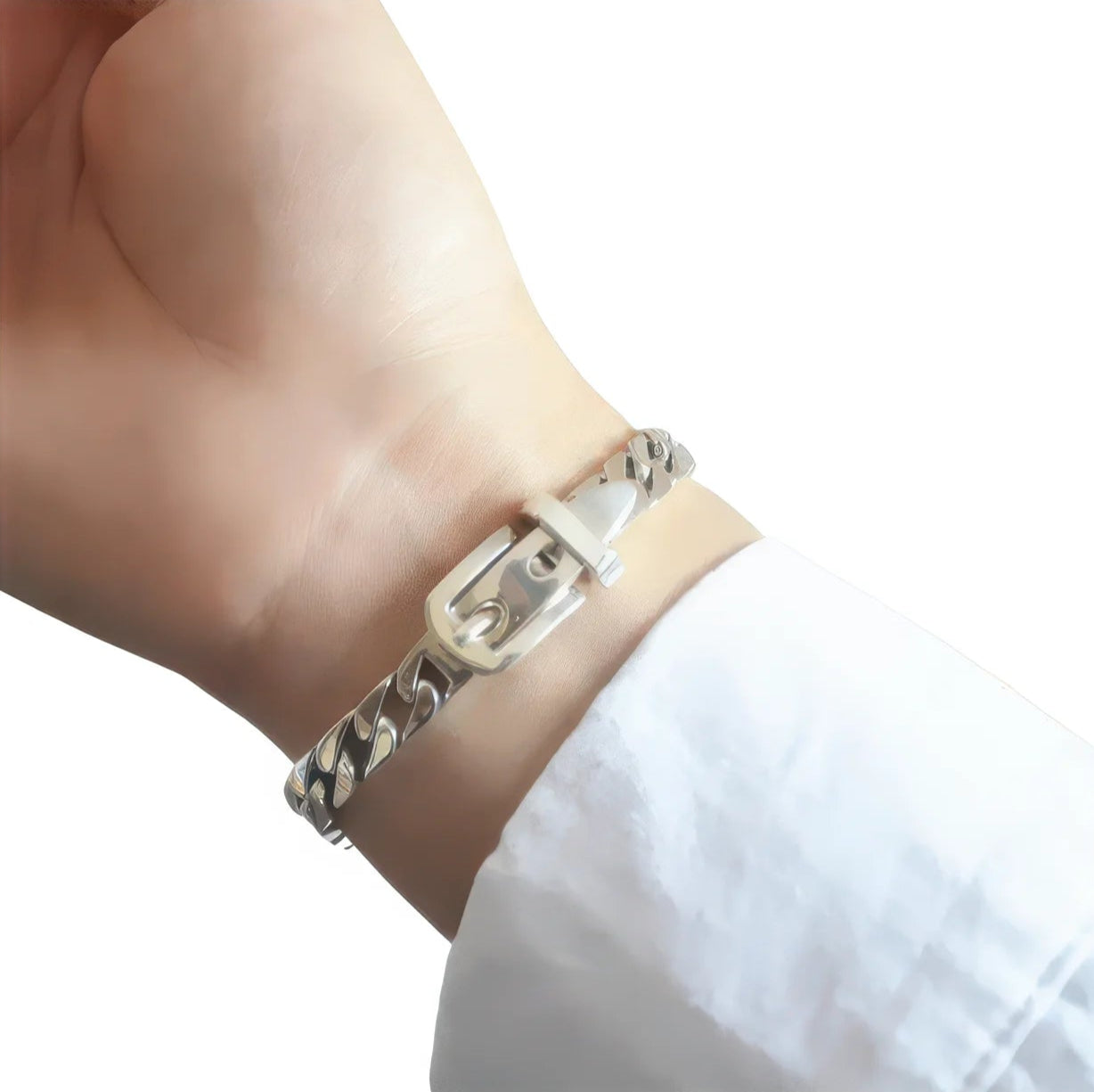 Detailaufnahme der glänzenden Gürtelschnalle am Silber-Kettenarmband.