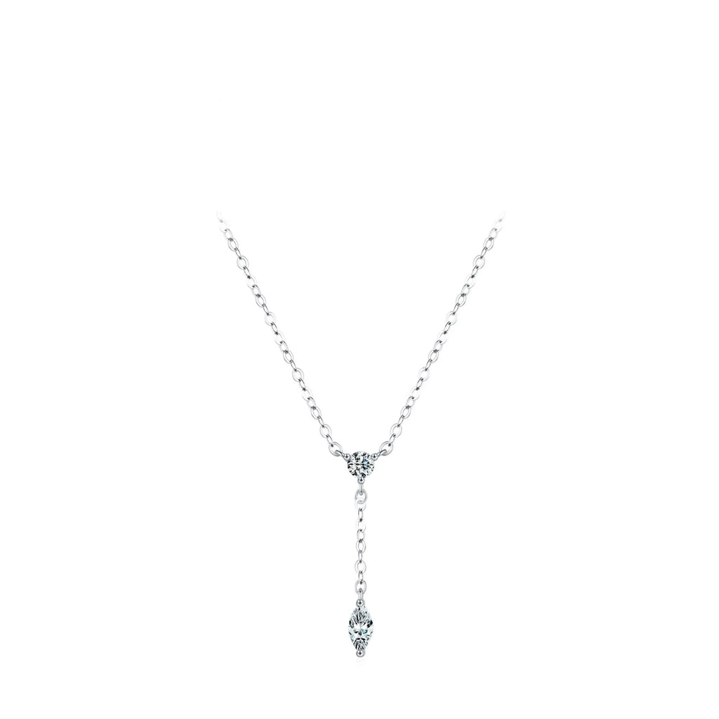 Längliche Kette mit klarer Struktur – ideal für V-Ausschnitte