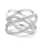 Stabiler Ring mit schmaler Form und mehrlagiger Gestaltung