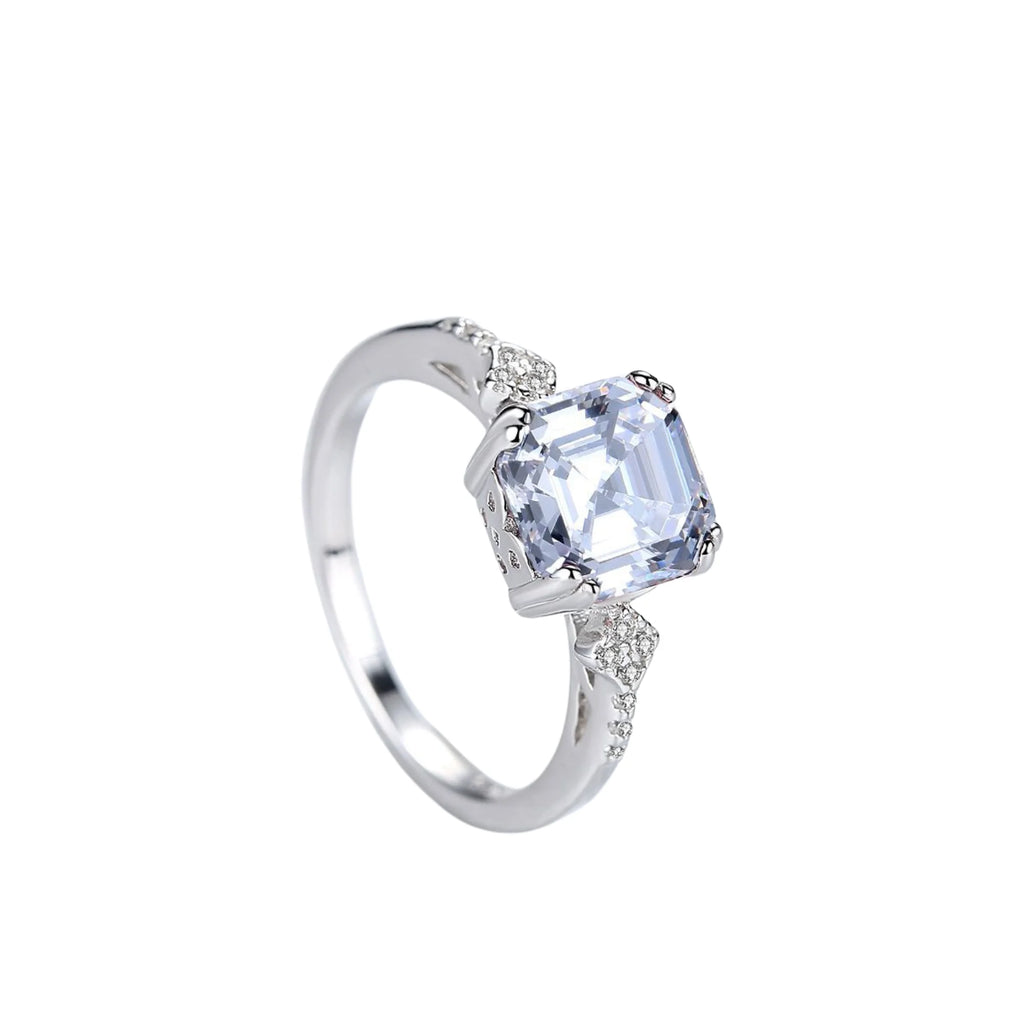 Moderner Ring mit blauem Morganit und Zirkonia Element in klarer Form