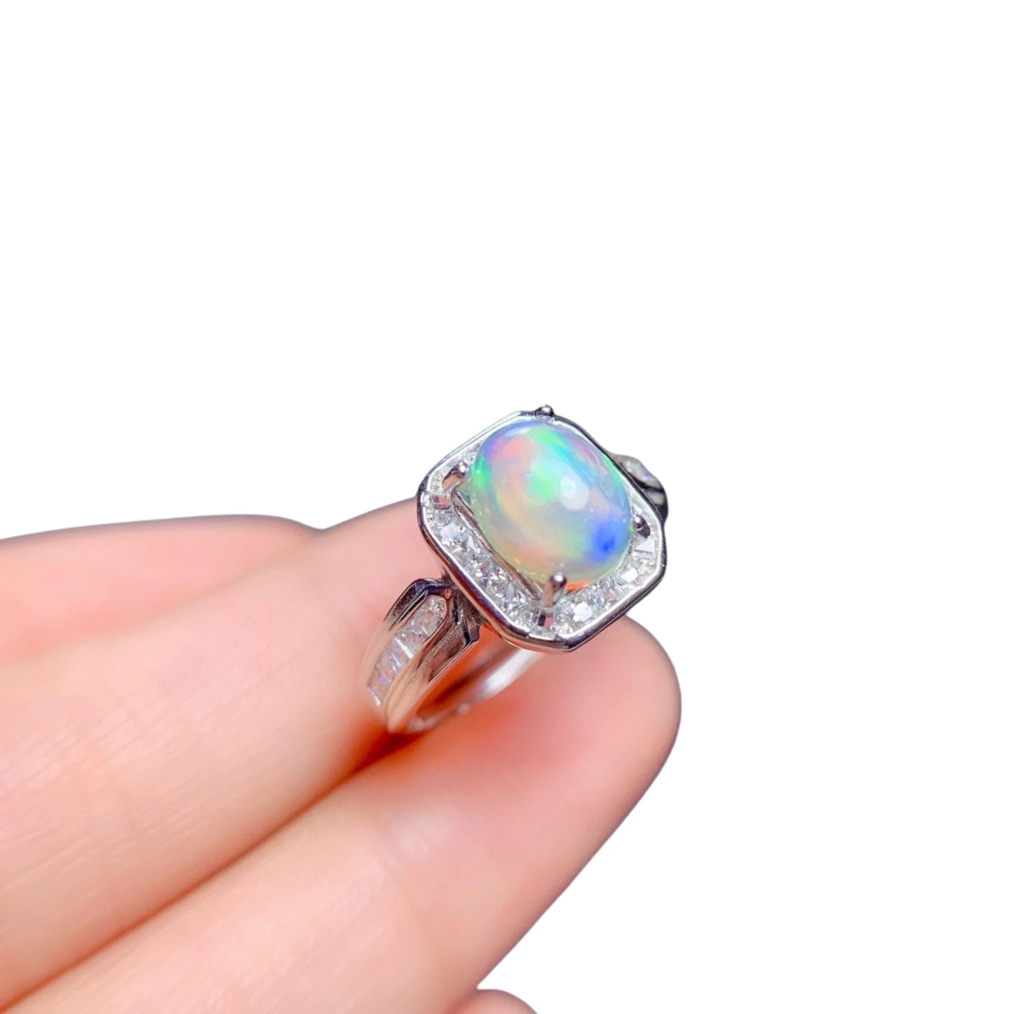 Offener Ring mit grünem Opal – fein gefasst und leicht kombinierbar