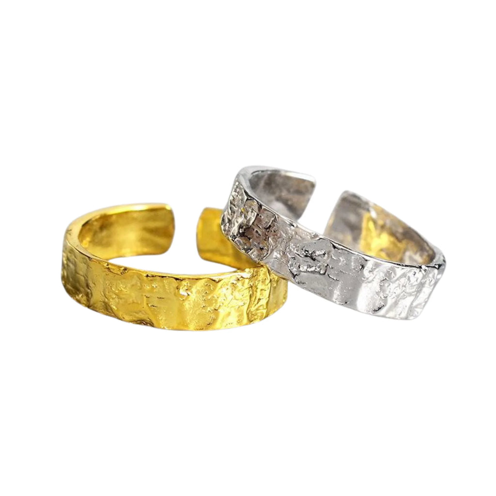 Offener Ring mit geprägter Struktur – silbern, leicht tragbar, modern