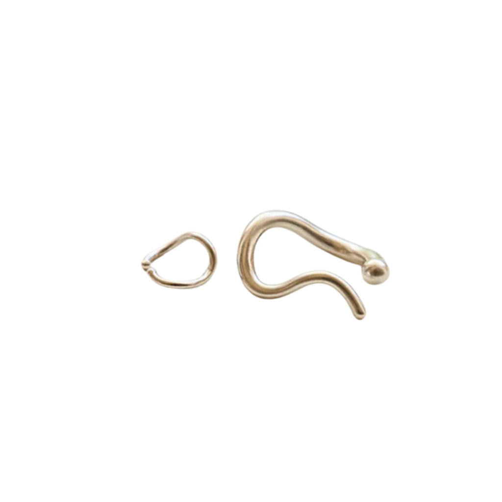 Spiral Ear Cuff versilbert – seitliche Ansicht, geschwungene Kontur