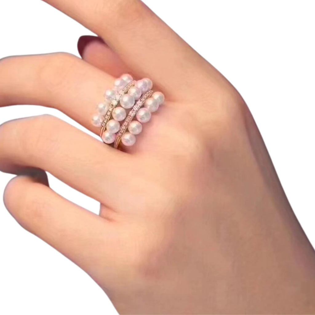 Mehrreihiger Perlenring am Finger getragen, breite Form, gleichmässige Perlenstruktur sichtbar