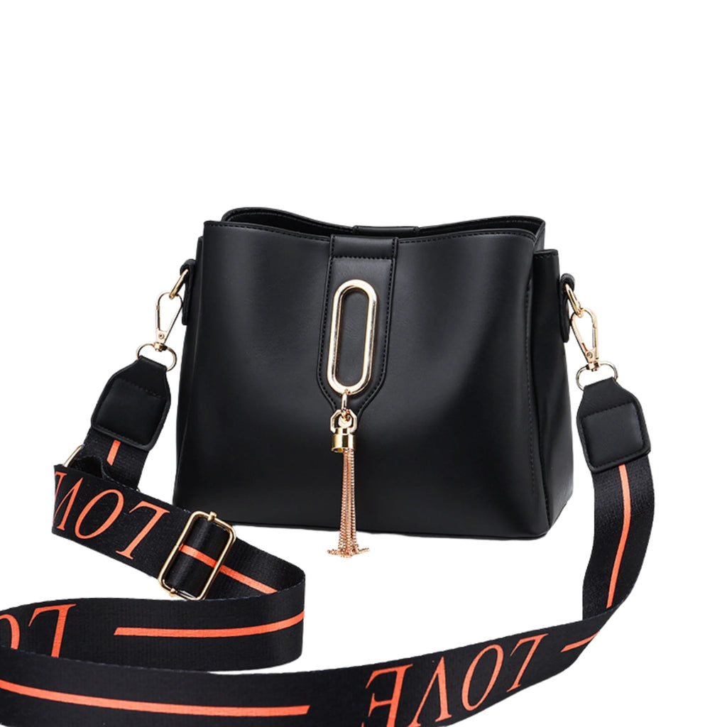 Schwarze Schultertasche mit breitem Gurt und goldenen Details in moderner Optik