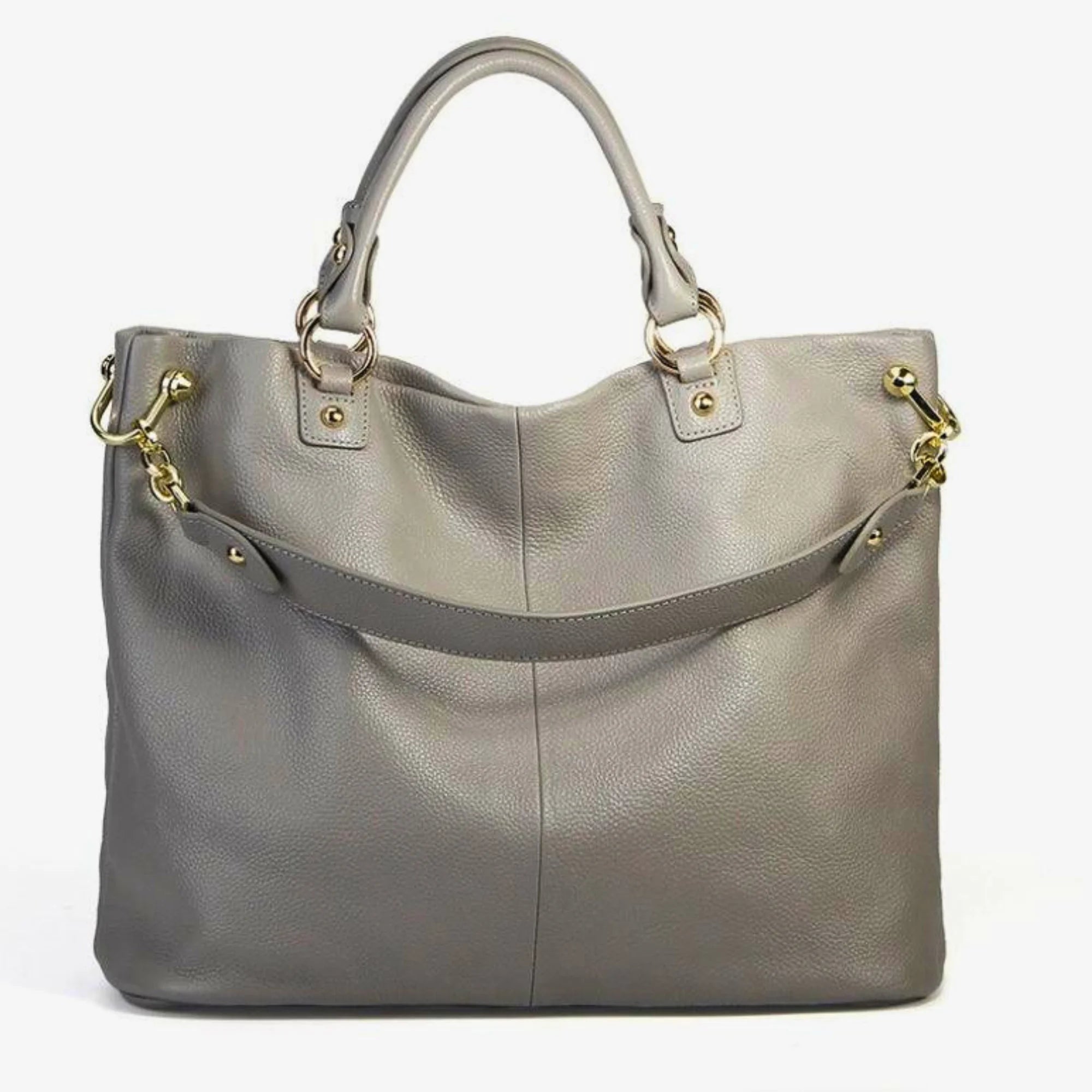 Graue Rindsledertasche mit Lychee-Prägung, goldenen Karabinern und kurzem Griff