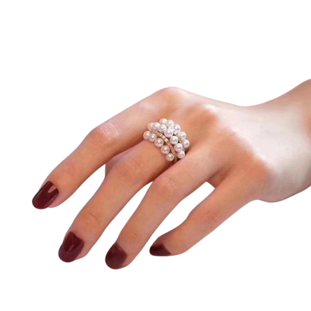 Dreireihiger Perlenring in klarer Goldstruktur an der Hand – schlicht, ohne Glanzdekor