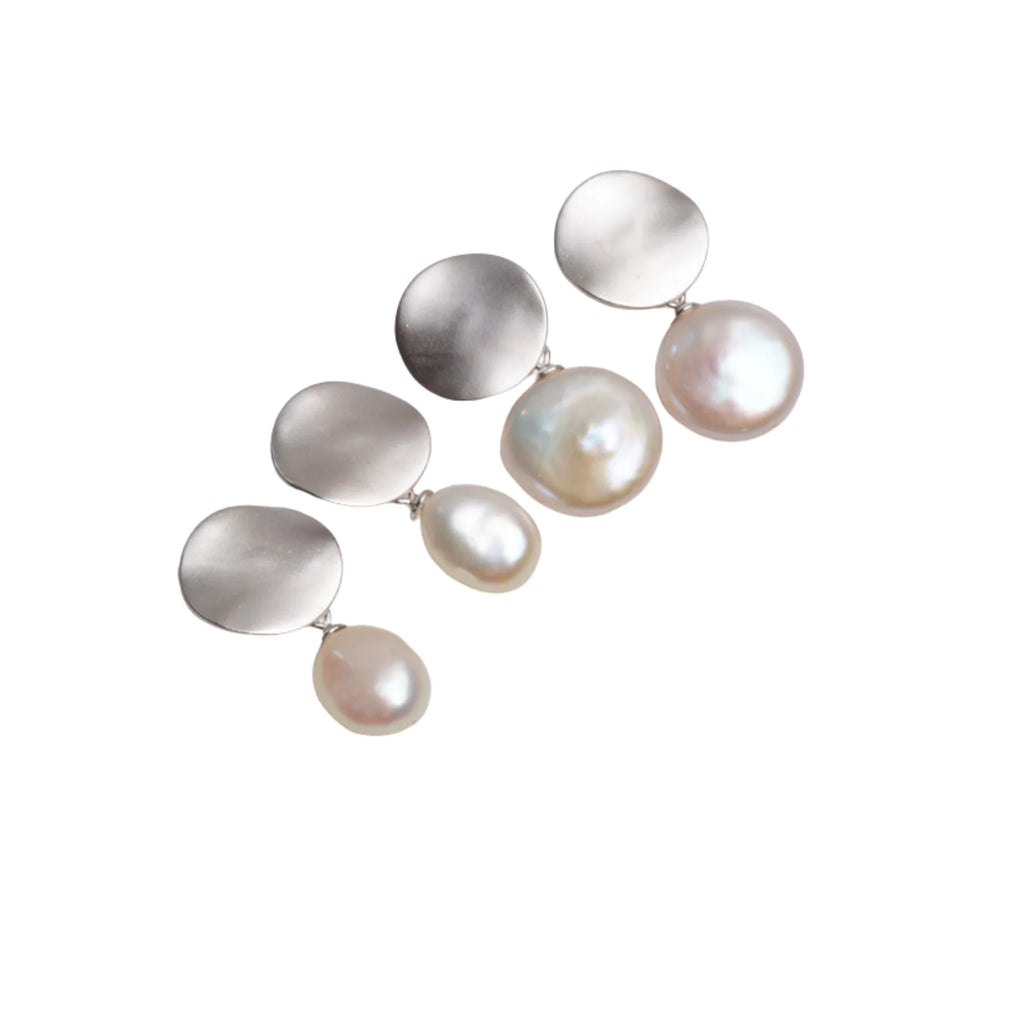 Übersicht zweier Ohrhänger-Varianten – flache Silberscheiben kombiniert mit grossen barocken Süsswasserperlen.