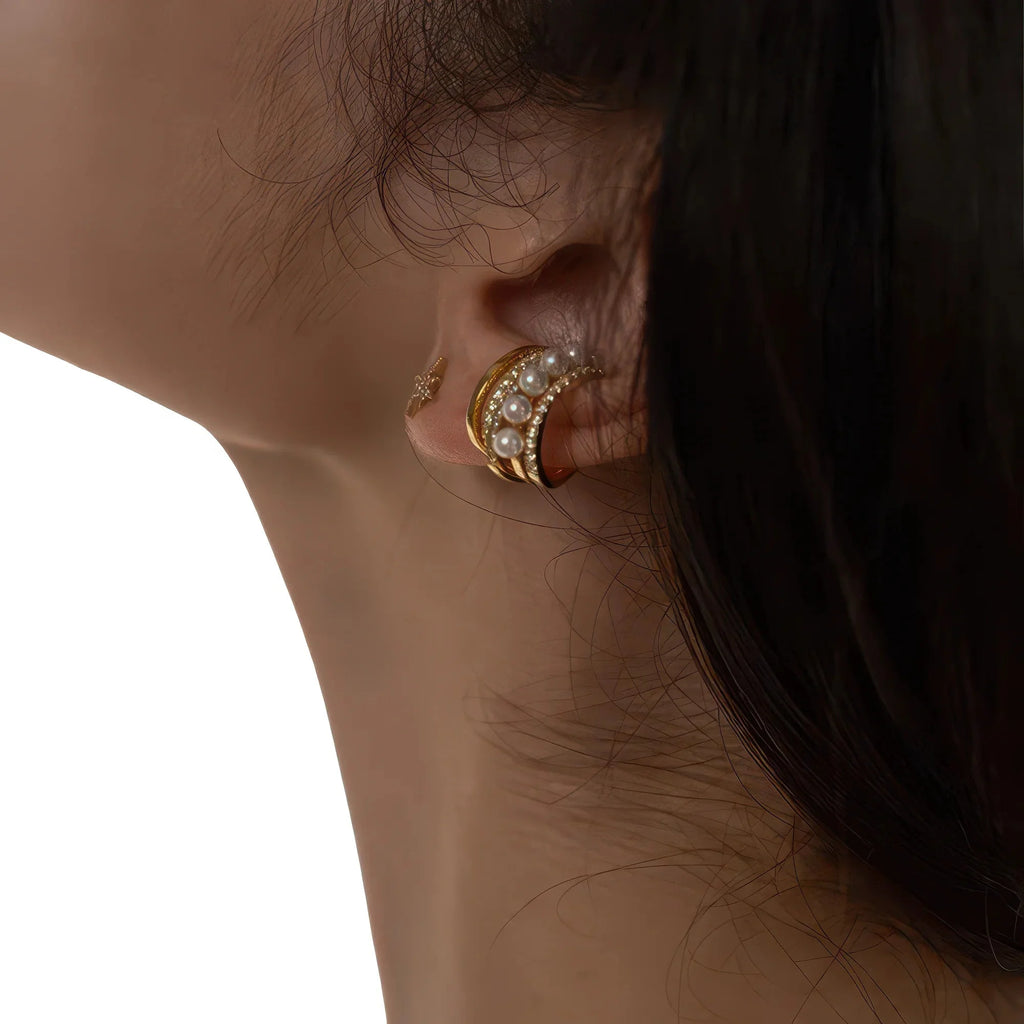 Perlen Ear Cuff Goldoptik – getragen am Ohr, Seitenansicht